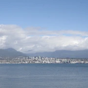 望向North Vancouver。