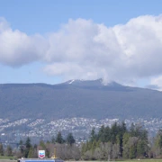 望向North Vancouver。