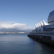 望向North Vancouver。