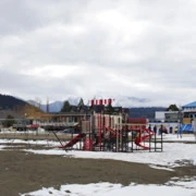 依然是冷冷清清的遊樂場。