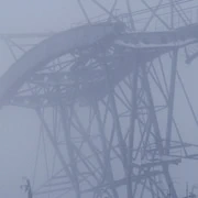 雲霧一到，纜車塔即時變成濛濃一片。