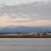 River Road對面就是溫哥華國際機場。