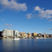 沿Songhees walkway前行。