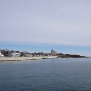 沿防波堤前行。