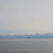 沿防波堤前行。