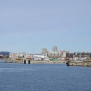 沿防波堤前行。