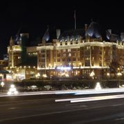 旁邊的Fairmont Empress Hotel。